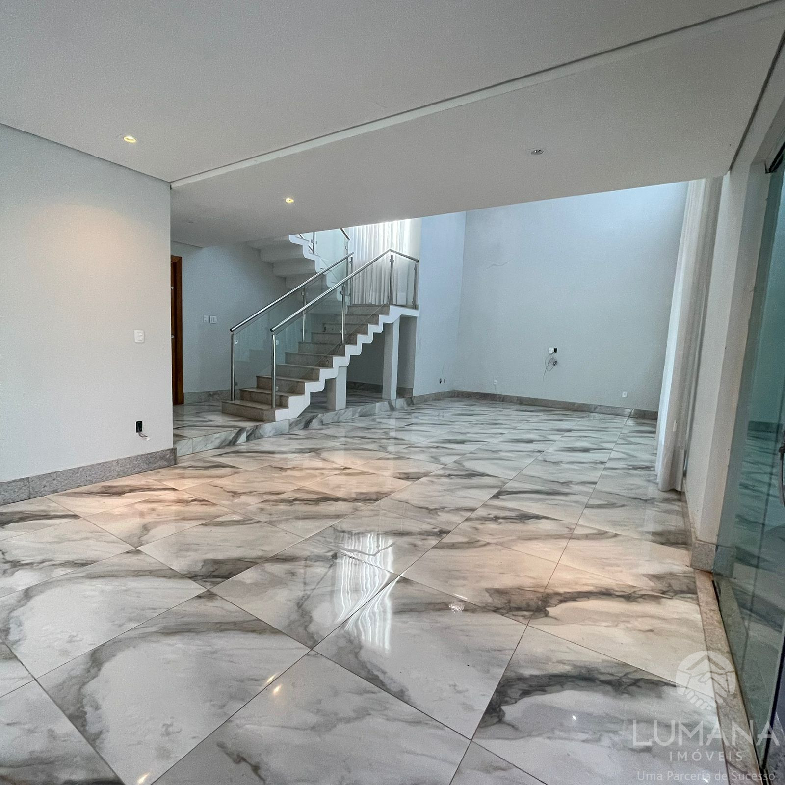 Casa Contemporânea em Condomínio Clube