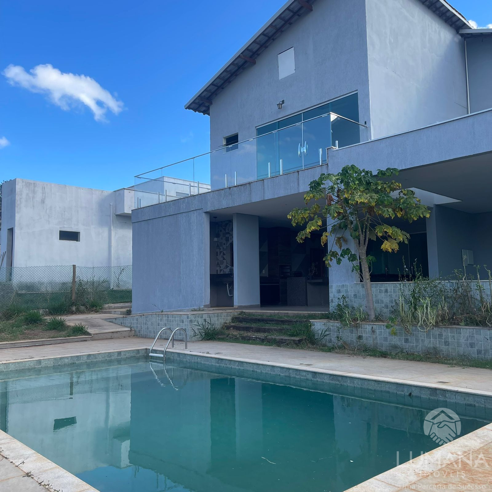 Casa Contemporânea em Condomínio Clube