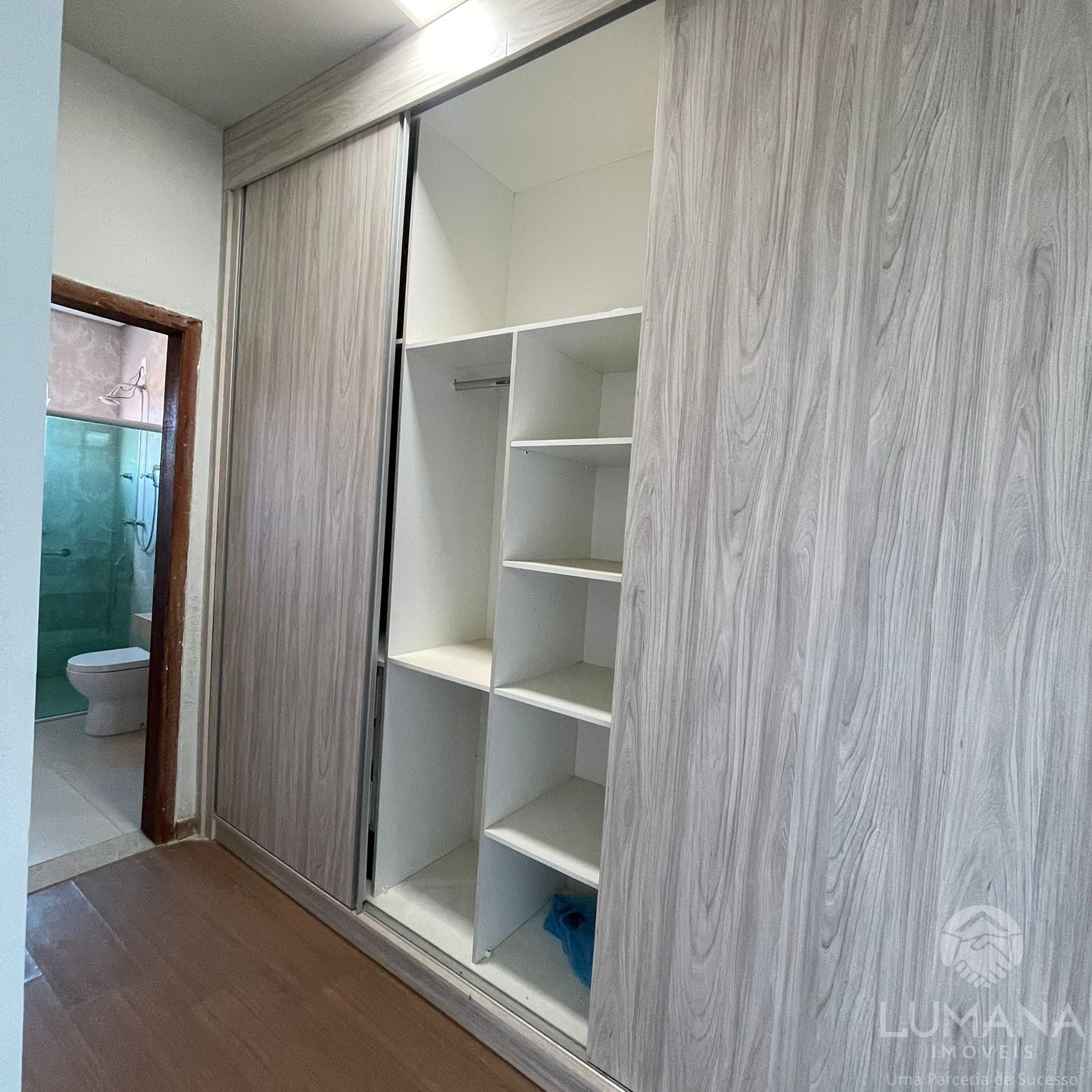 Casa Contemporânea em Condomínio Clube
