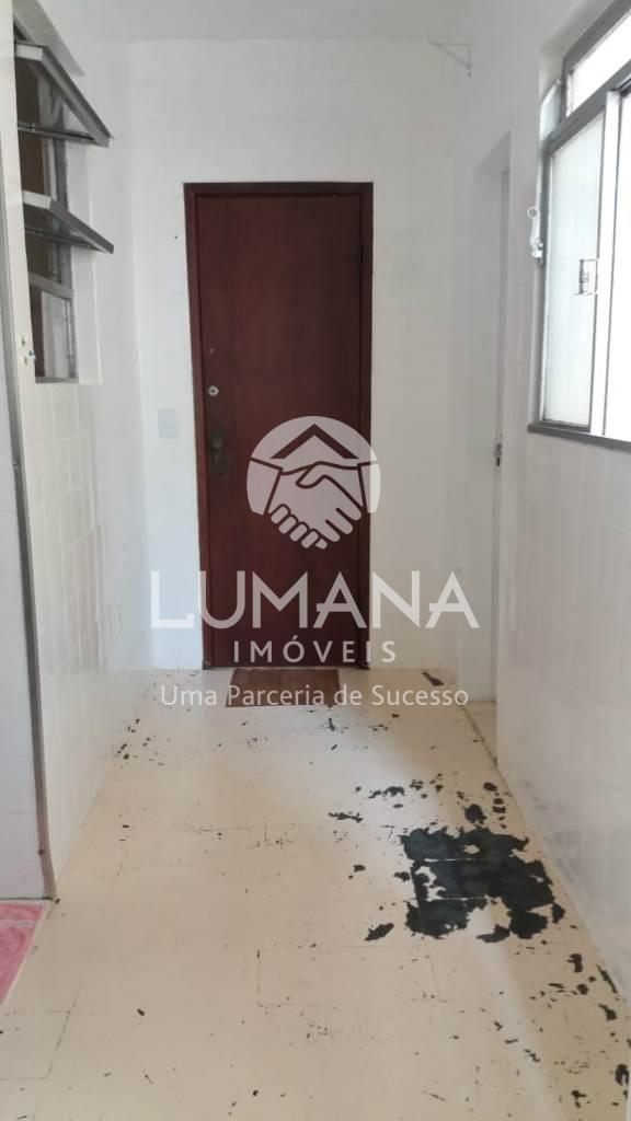 PRÉDIO COM ELEVADOR