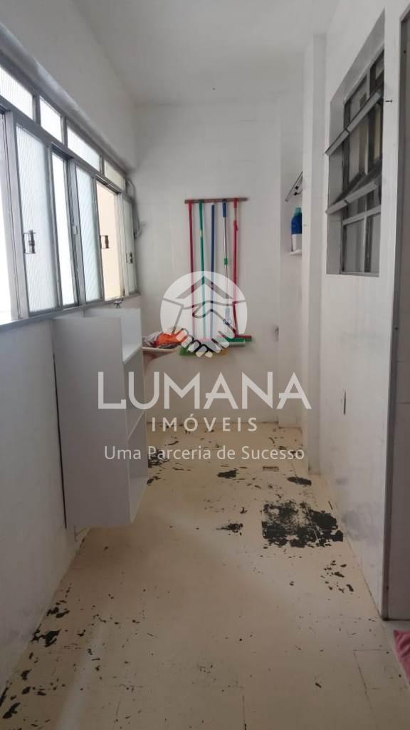 PRÉDIO COM ELEVADOR