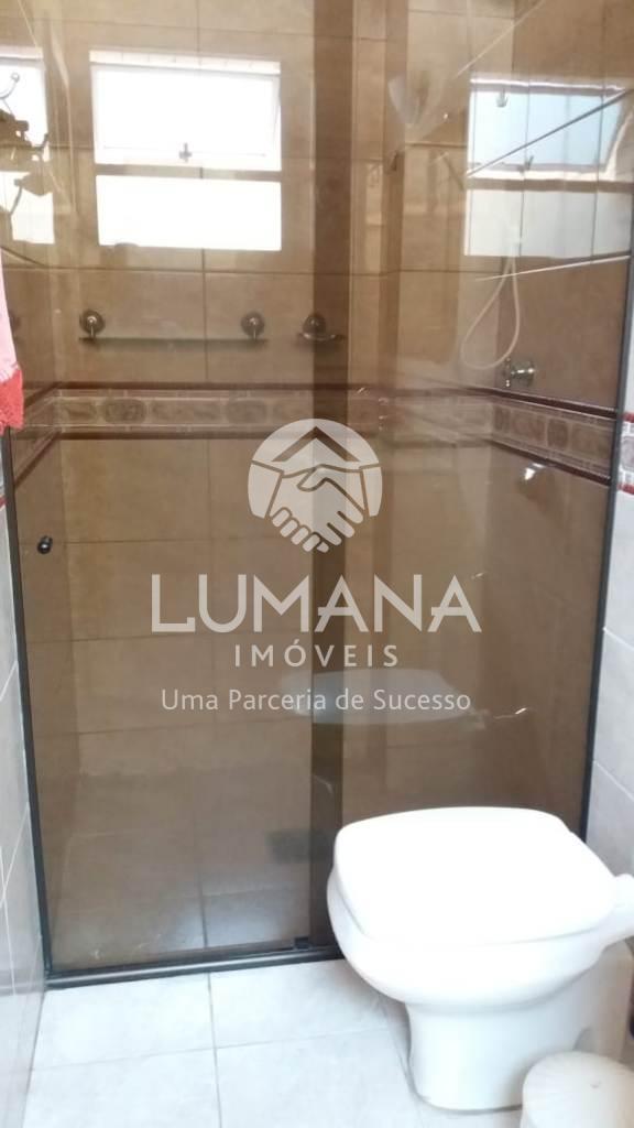 PRÉDIO COM ELEVADOR