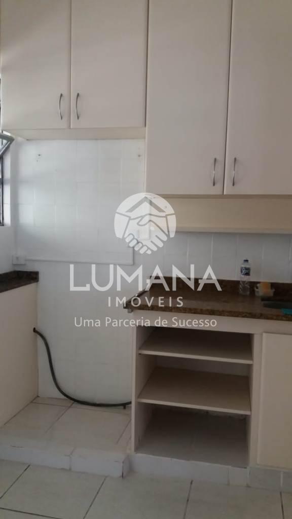 PRÉDIO COM ELEVADOR