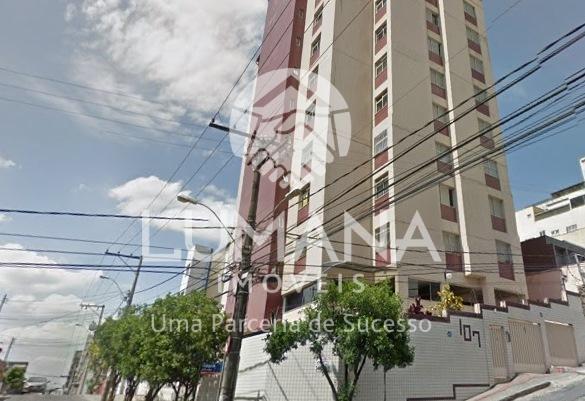 PRÉDIO COM ELEVADOR