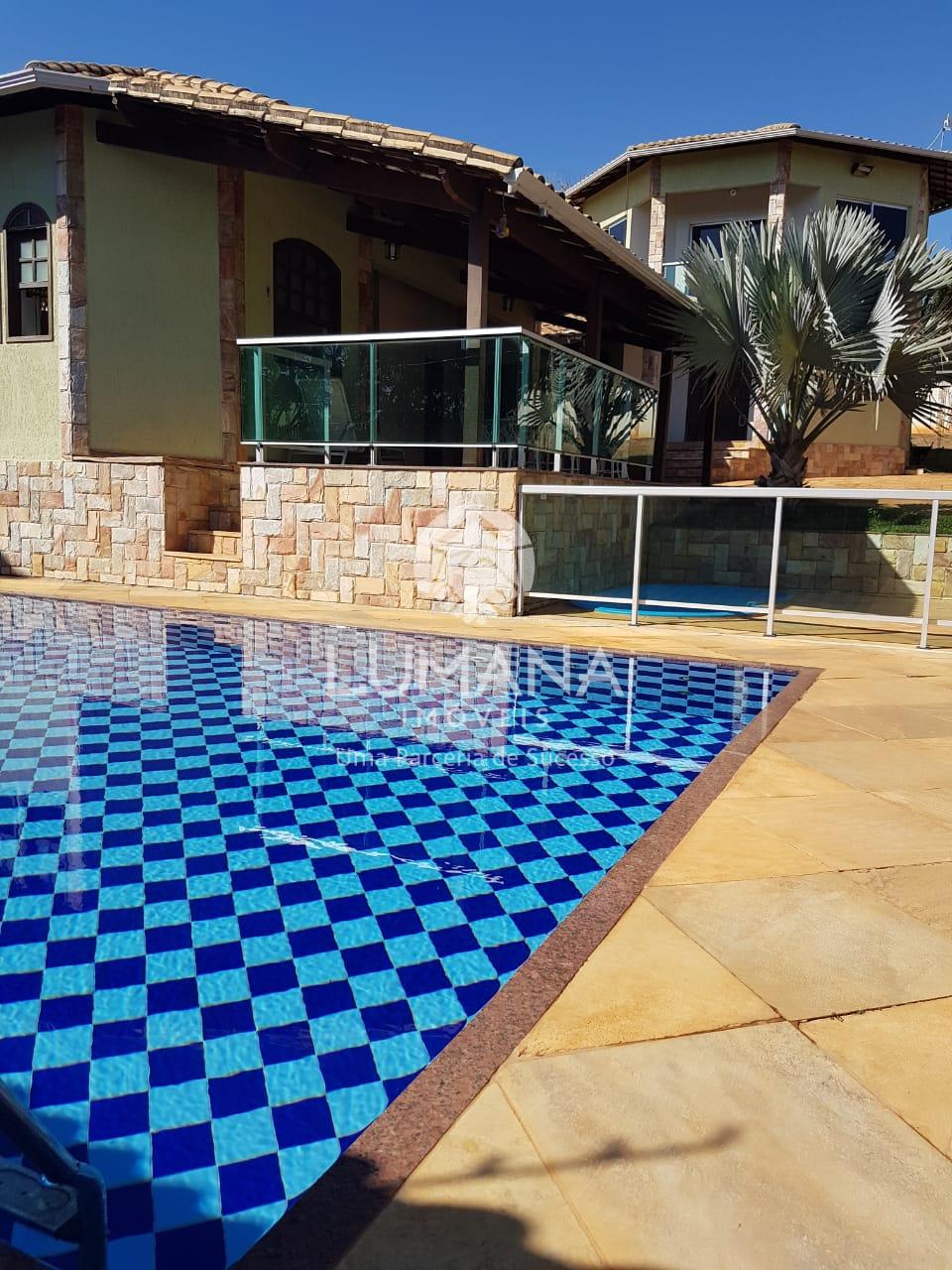 CASA COM ÁREA DE LAZER