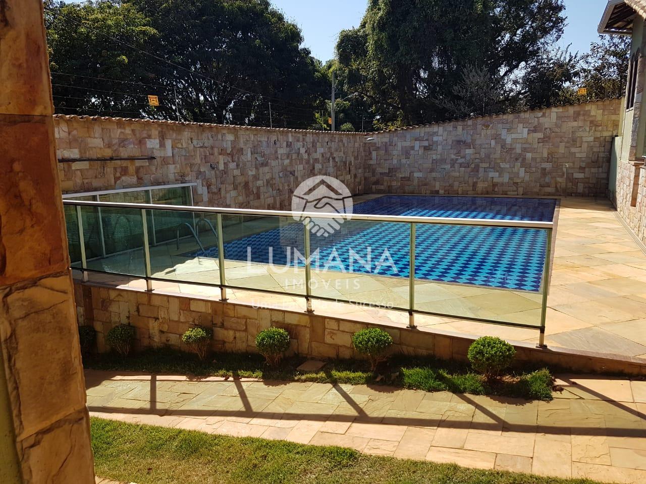 CASA COM ÁREA DE LAZER