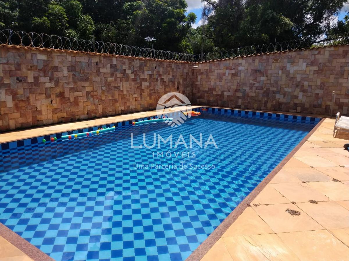 CASA COM ÁREA DE LAZER