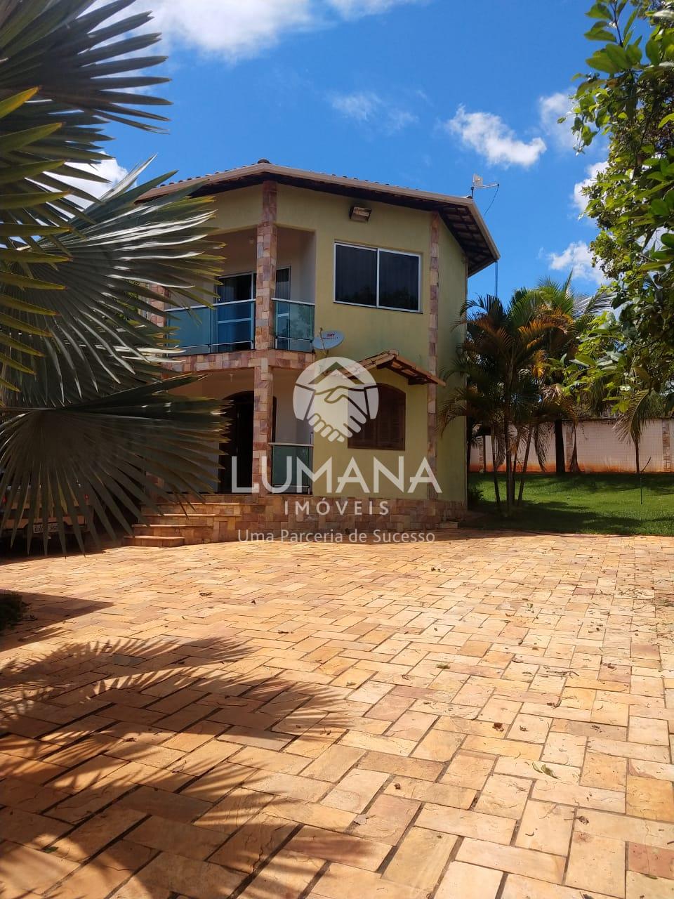 CASA COM ÁREA DE LAZER