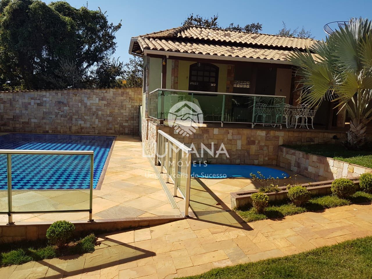 CASA COM ÁREA DE LAZER